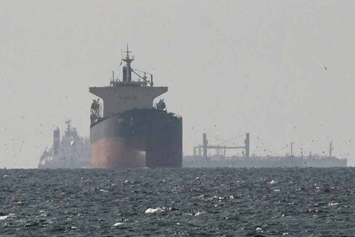 হরমুজ প্রণালি খুলতে ট্রাম্পের আল্টিমেটাম, ইরানের পাল্টা হুঁশিয়ারি
