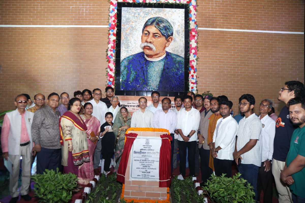 ঢাবি জগন্নাথ হলের ভূমিদাতা কিশোরীলাল রায় চৌধুরীর প্রতিকৃতি উদ্বোধন