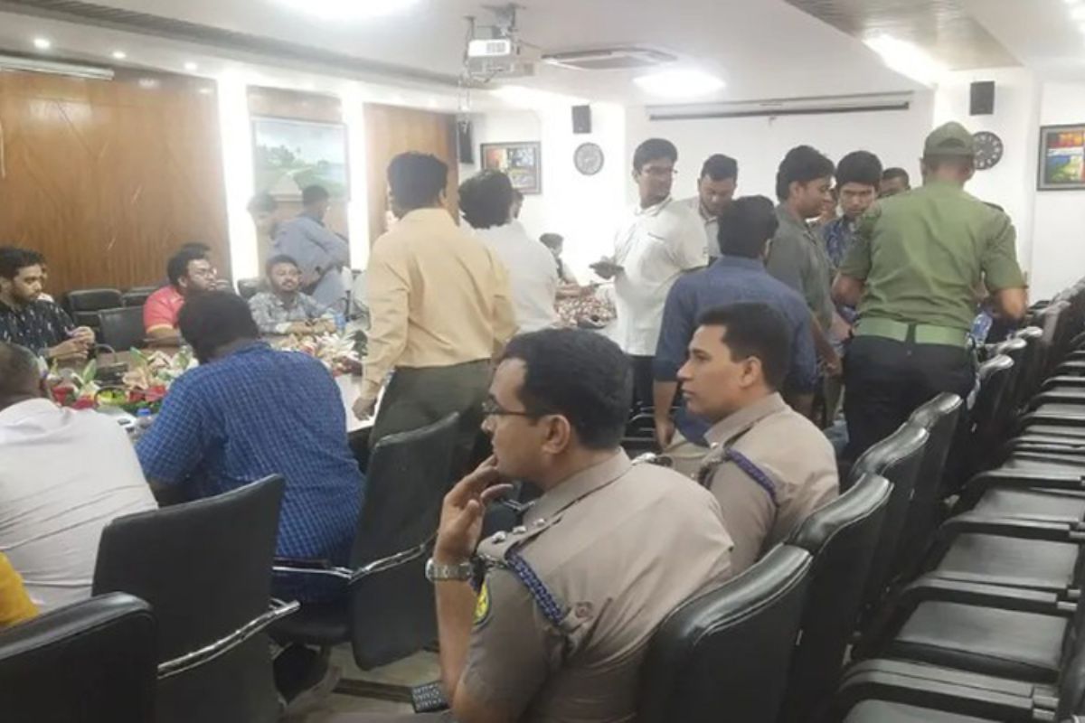 ঢাকা মেডিকেলে শিক্ষার্থী-চিকিৎসক দ্বন্দ্বে জরুরি বৈঠক শুরু