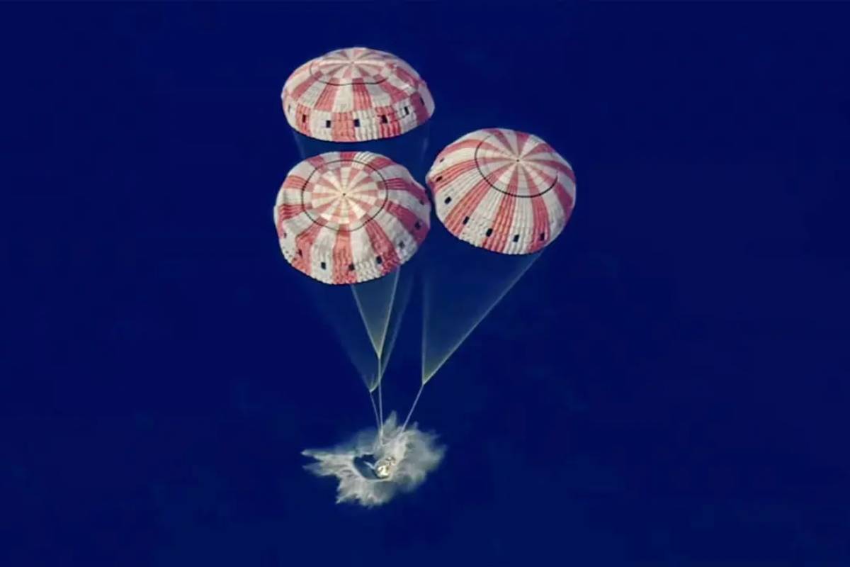 চন্দ্রাভিযান শেষে নিরাপদে পৃথিবীতে ফিরলেন চার নভোচারী