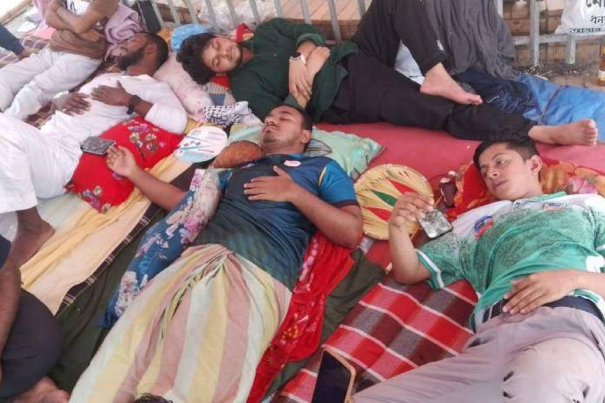 শহীদ পরিবারের অনুরোধে অনশন ভাঙলেন শিক্ষার্থীরা