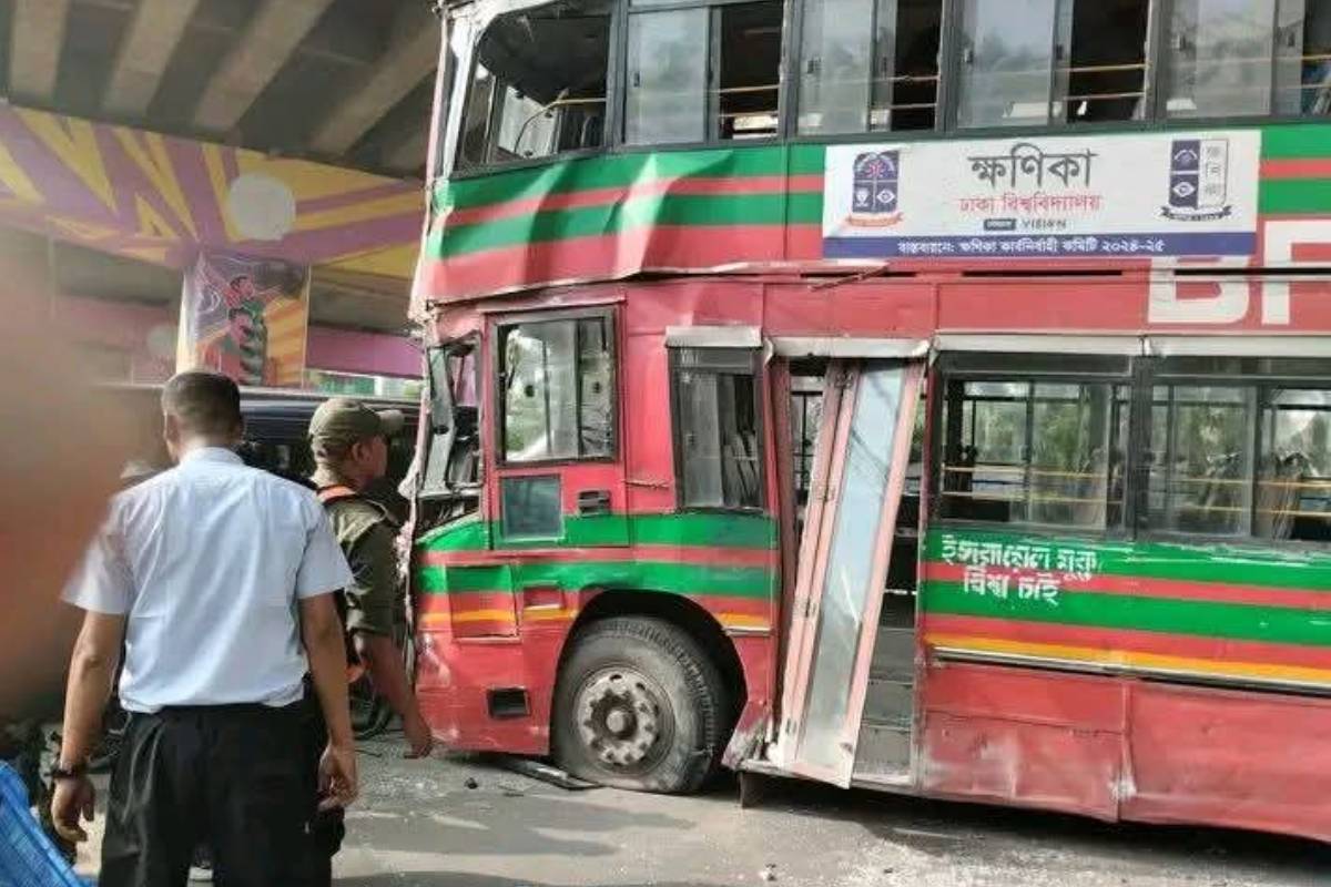 ঢাবির ক্ষণিকা বাস দু/র্ঘটনায় আ/হত ৮ শিক্ষার্থী