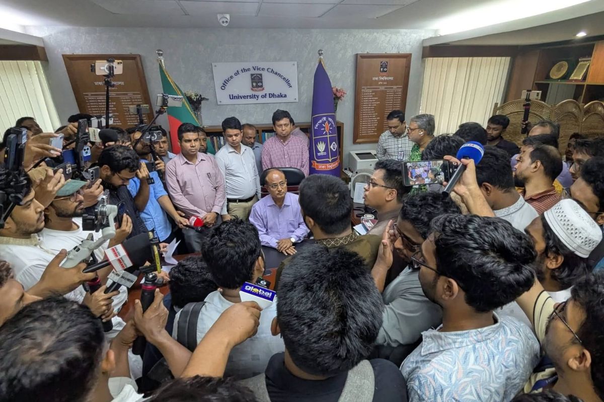 নবীন শিক্ষার্থীদের হলে সিট দিতে প্রশাসনকে আল্টিমেটাম ডাকসুর