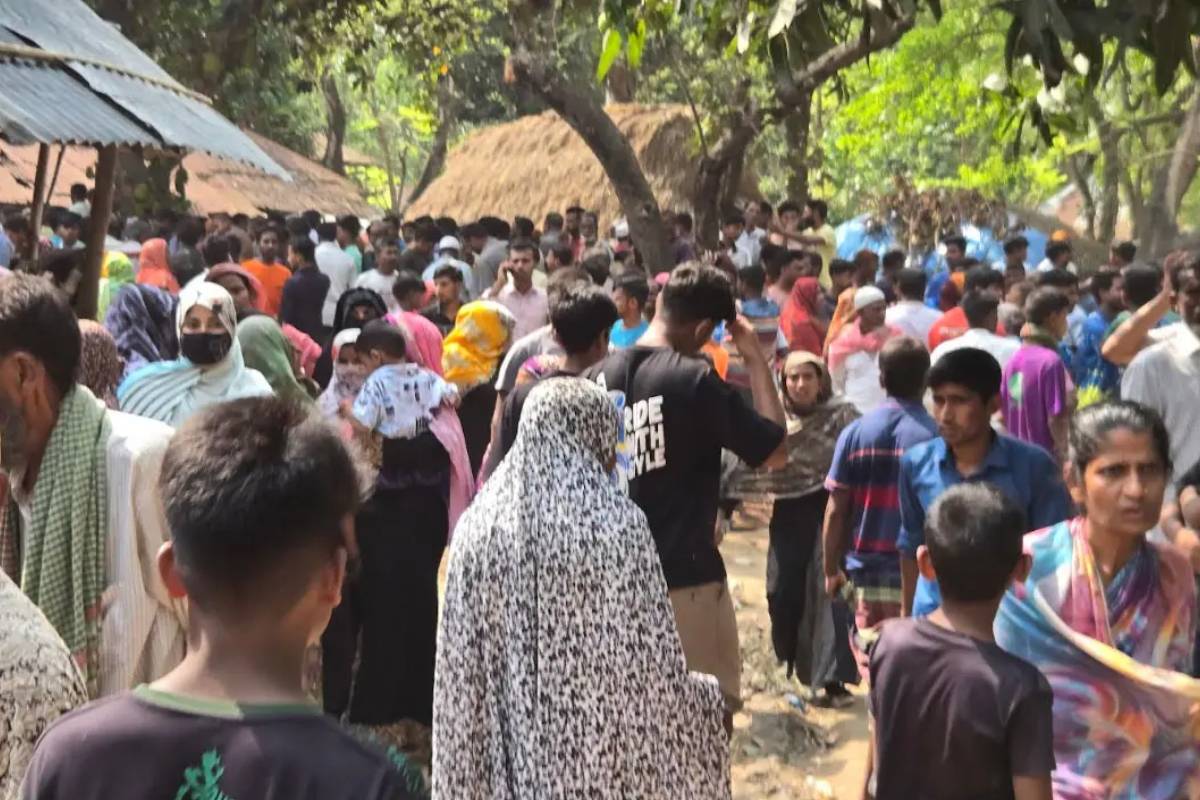নওগাঁয় একই পরিবারের ৪ জনকে গলা কেটে হত্যা
