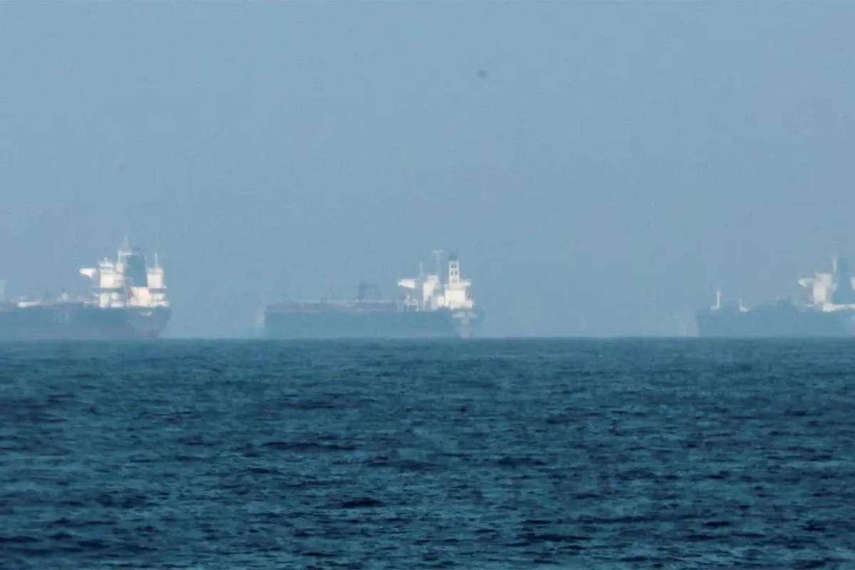 যুদ্ধবিরতির পরই নতুন উত্তেজনা, ইরানের ৩ ট্যাংকার জব্দ
