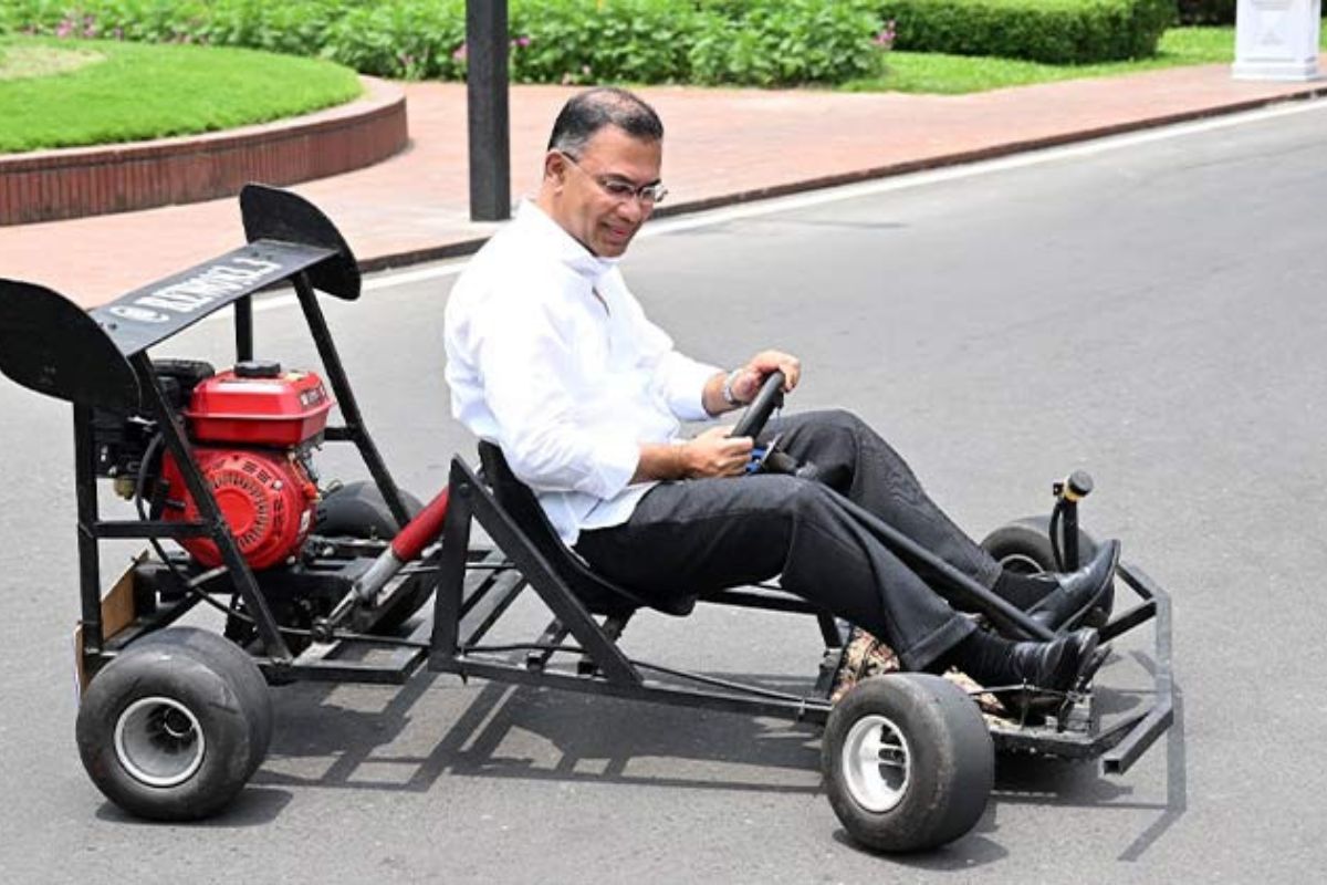 দেশীয় গো-কার্ট চালিয়ে তরুণকে উৎসাহ দিলেন প্রধানমন্ত্রী