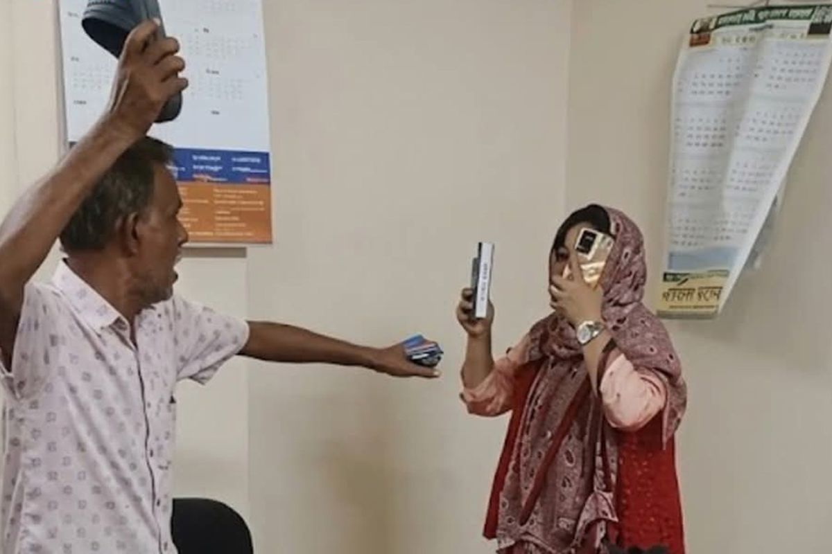 দাওকান্দি কলেজে জুতাপেটার ঘটনায় সেই নারী শিক্ষক বরখাস্ত