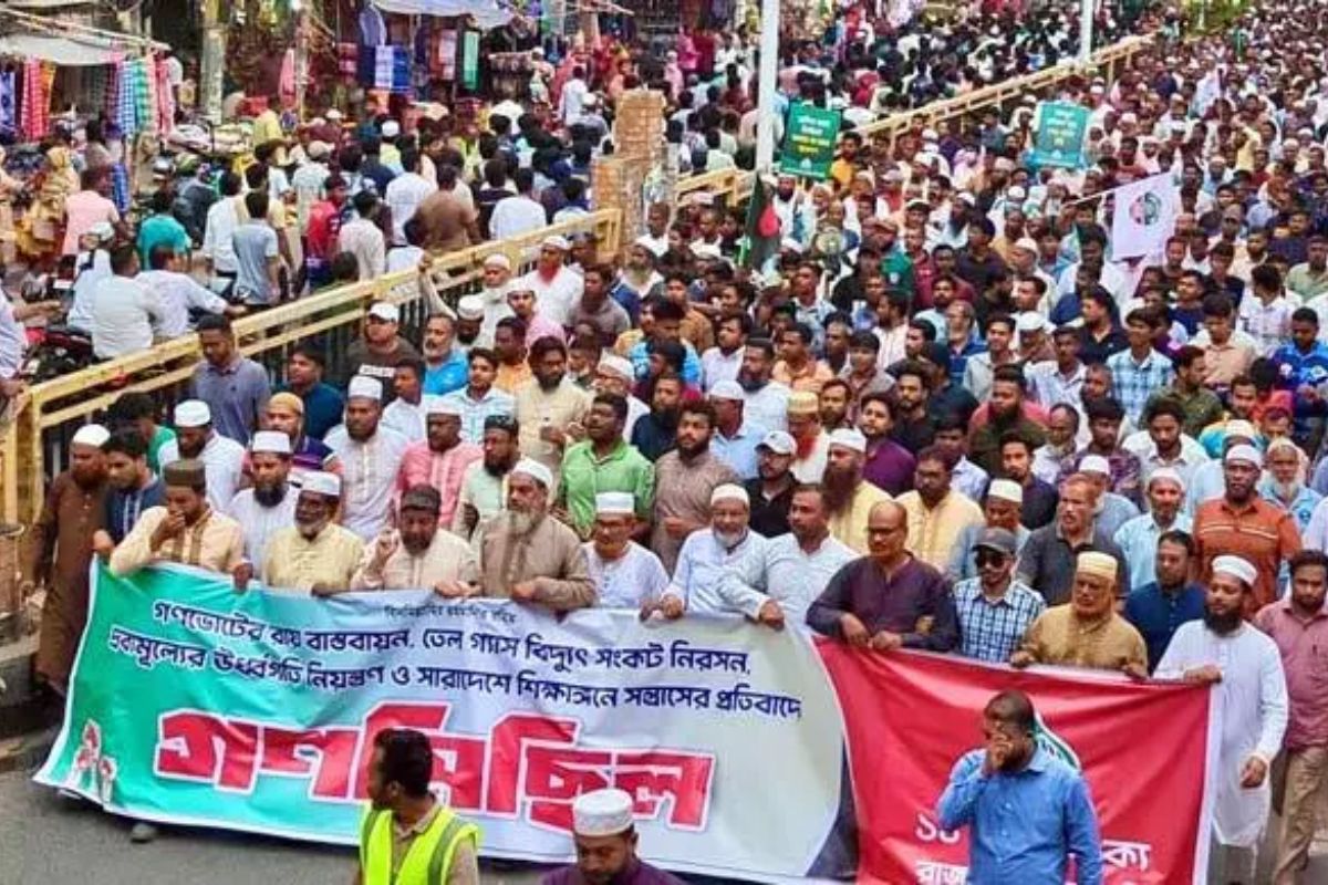 গণভোটের রায় বাস্তবায়নে ১১ দলের গণমিছিল