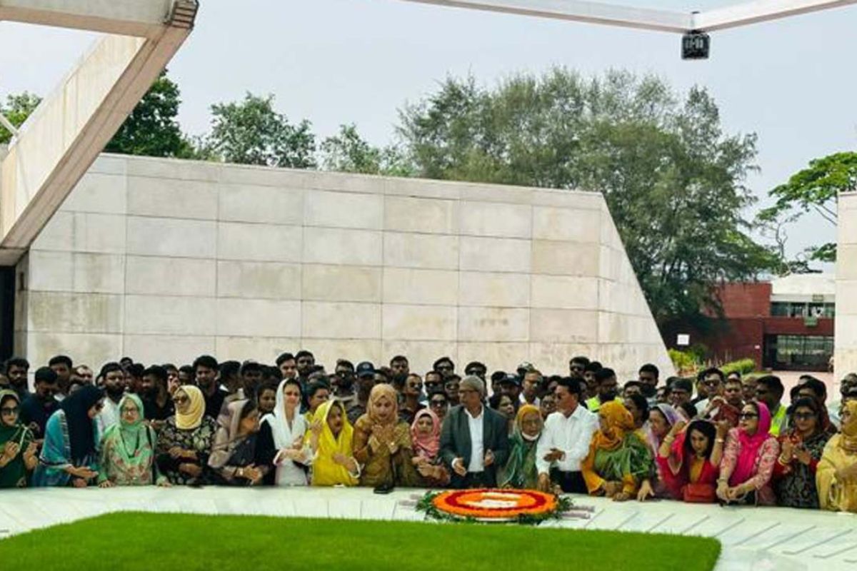 জিয়াউর রহমান ও খালেদা জিয়ার সমাধিতে বিএনপির নারী এমপিদের শ্রদ্ধা