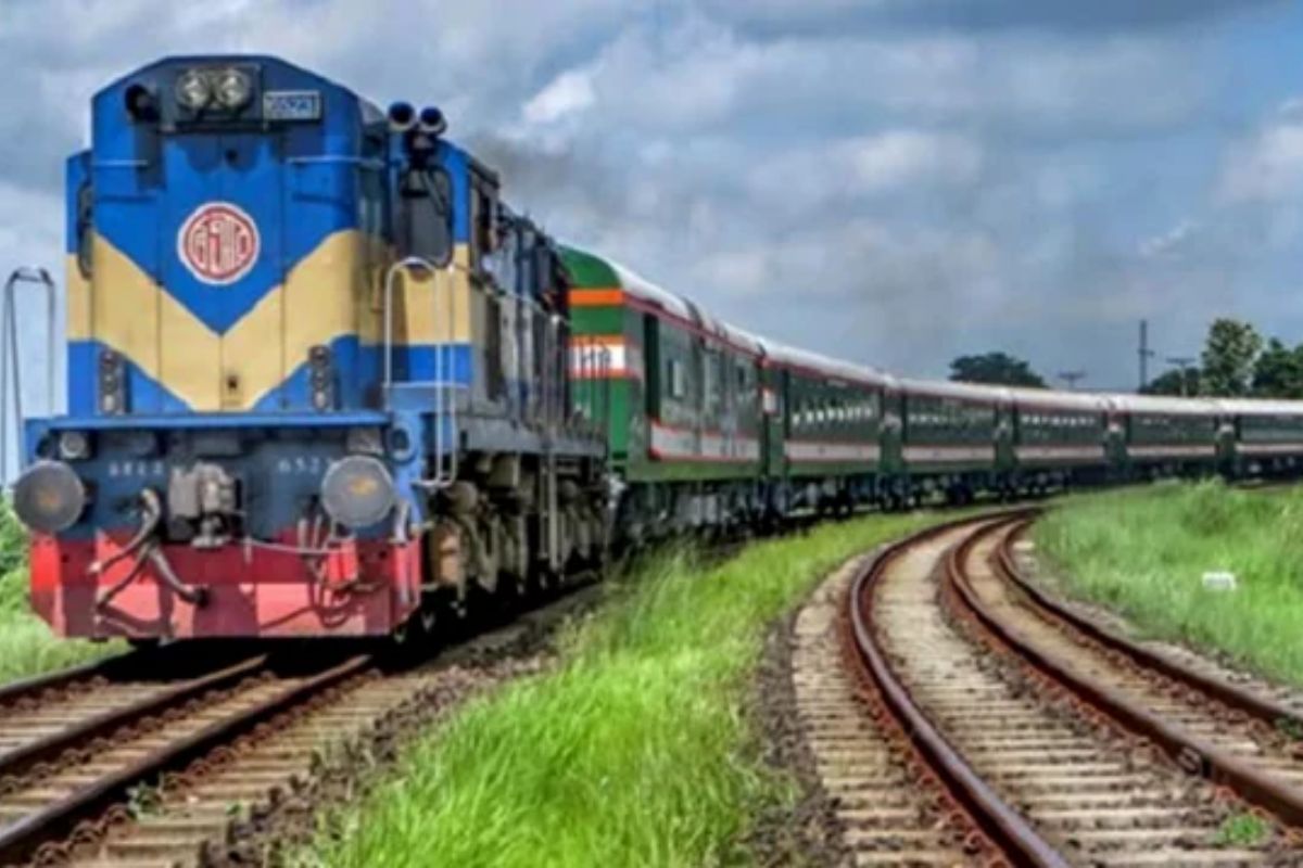 ইঞ্জিনে আগুন: ঢাকা-ময়মনসিংহ রুটে ট্রেন চলাচল বন্ধ