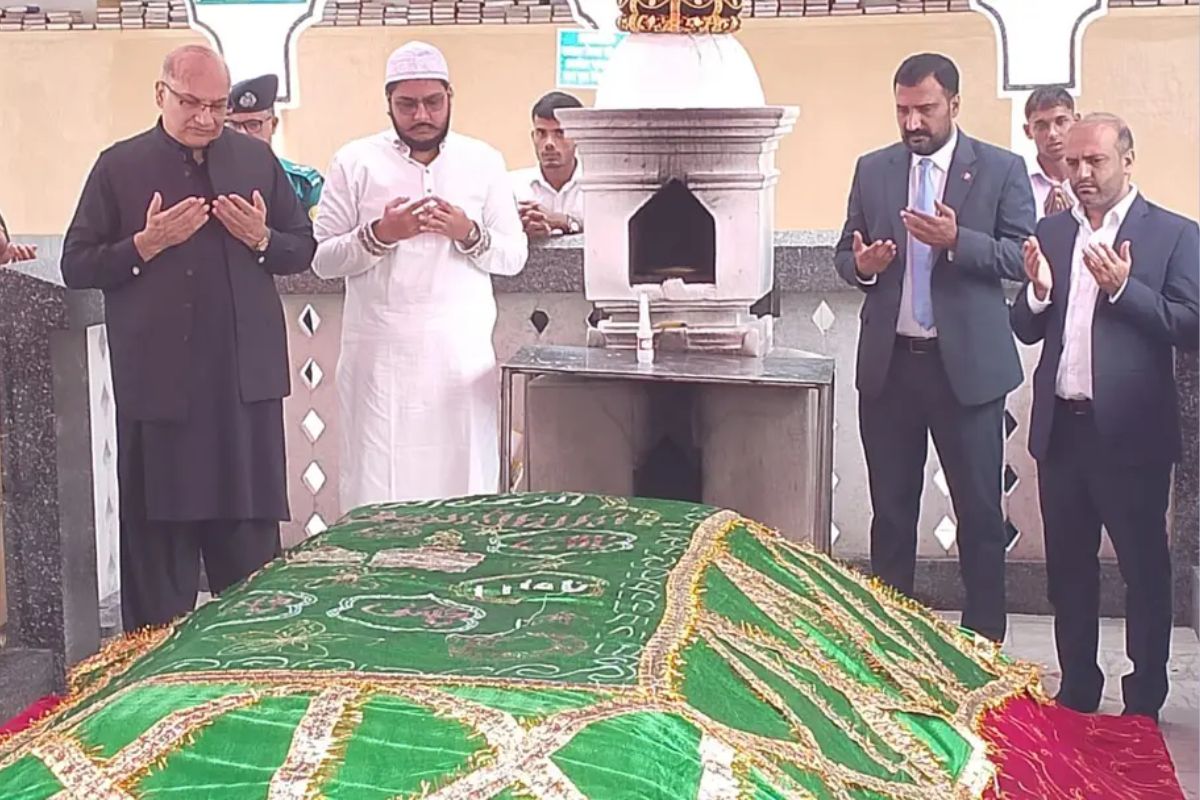 শাহজালাল মাজার জিয়ারত করলেন পাকিস্তান হাইকমিশনার