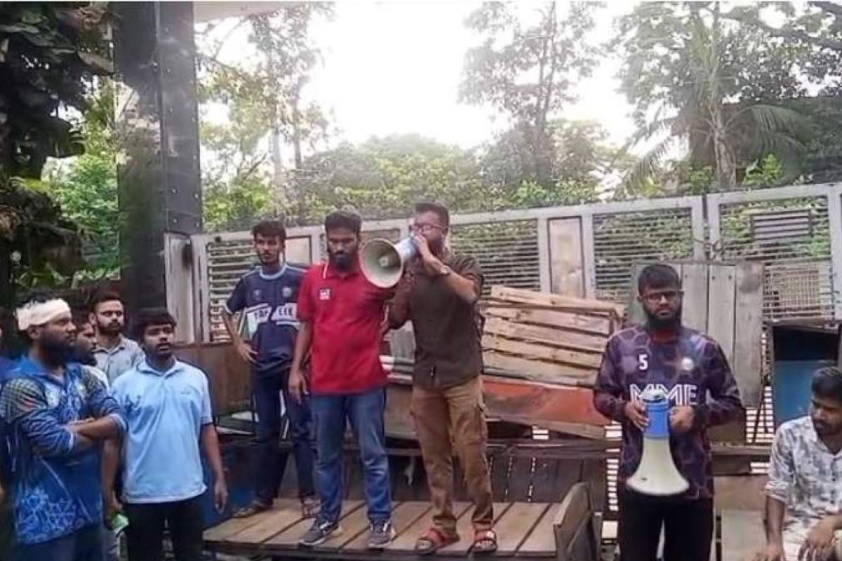 উপাচার্যবিরোধী আন্দোলনে ডুয়েট ক্যাম্পাস শাটডাউনের ঘোষণা