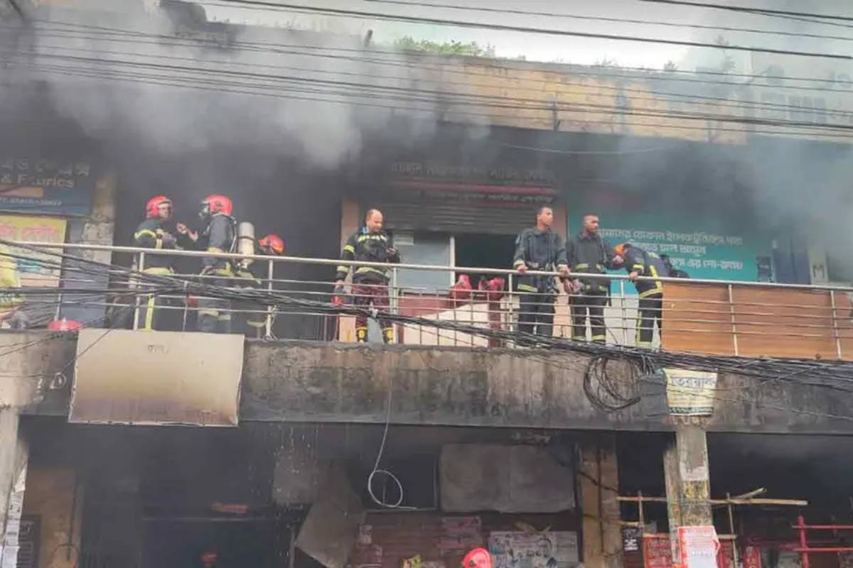 বিজয় সরণির কলমিলতা বাজারে লাগা আগুন নিয়ন্ত্রণে
