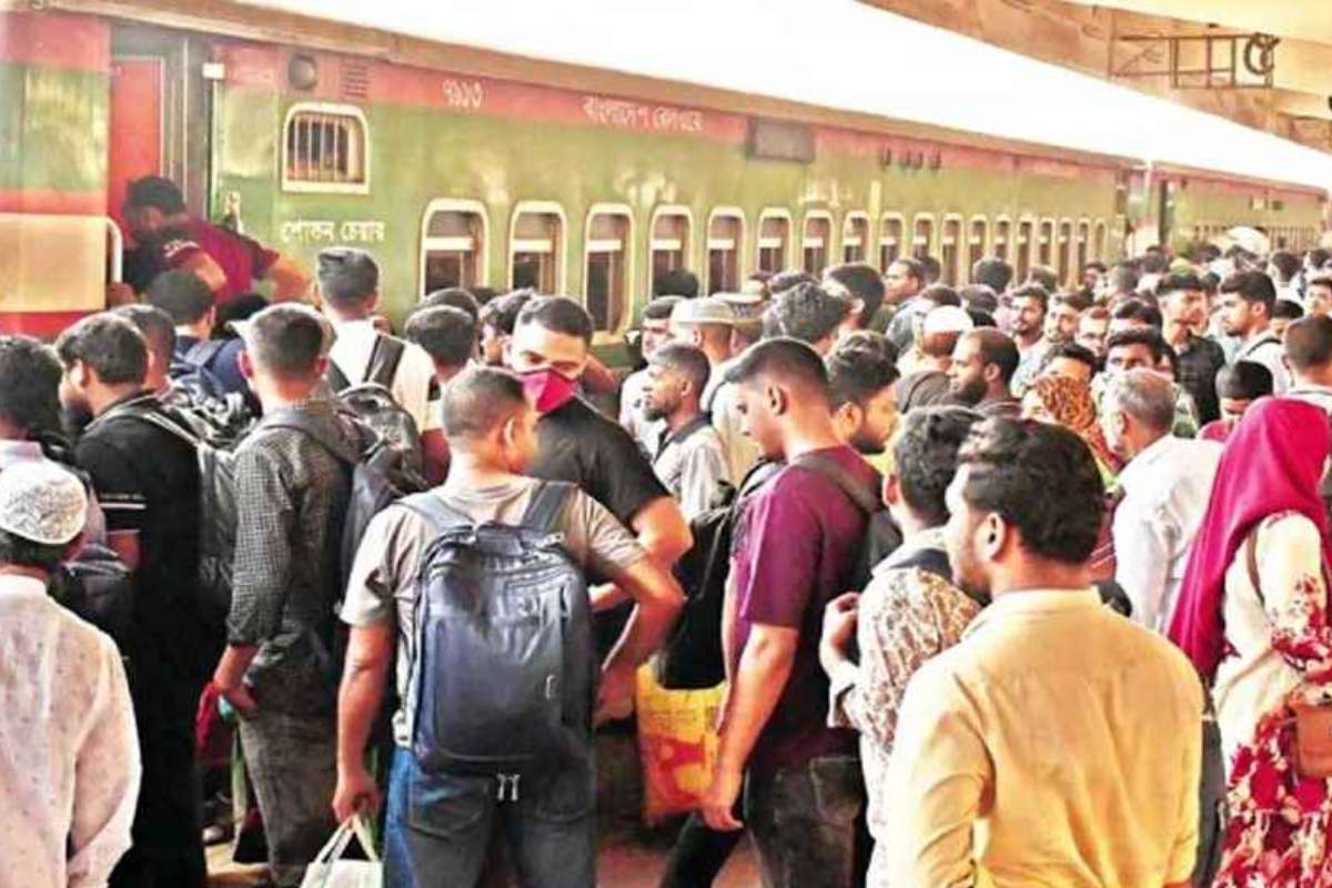 কমলাপুরে উপচে পড়া ভিড়, রাজধানী ছাড়ছে ঘরমুখো মানুষ
