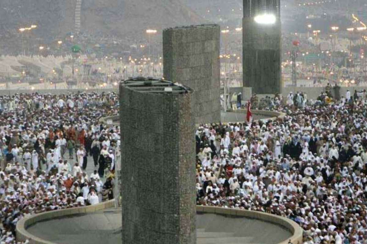 আজ শয়তানকে পাথর নিক্ষেপ করবেন হাজিরা

