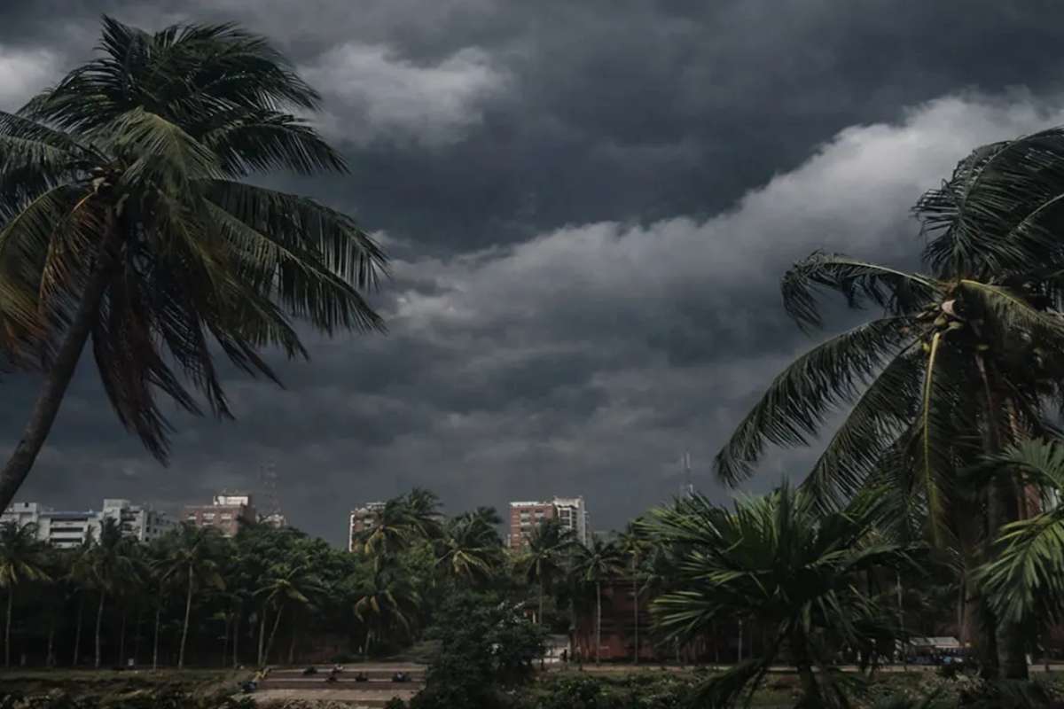 দুপুরের মধ্যে সাত অঞ্চলে ৮০ কি.মি বেগে ঝড়ের আশঙ্কা
