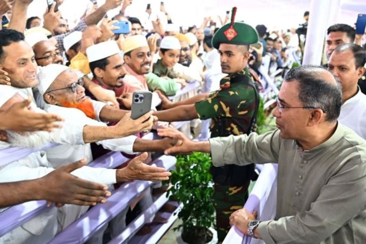 নামাজ শেষে মুসল্লিদের সঙ্গে ঈদের শুভেচ্ছা বিনিময় প্রধানমন্ত্রীর