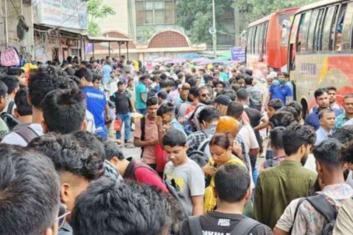 ফাঁকা ঢাকায় স্বস্তির যাত্রা, ঈদের দ্বিতীয় দিনেও ঘরমুখো মানুষ