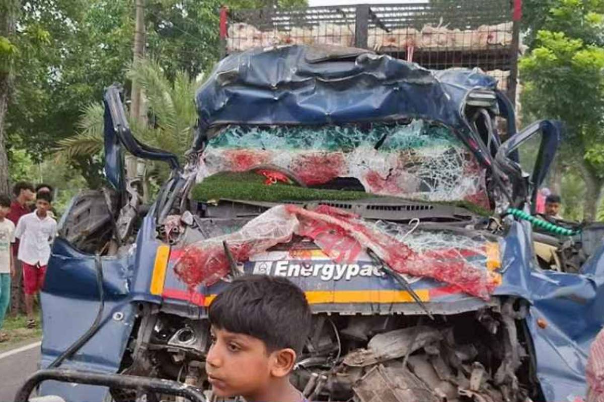 টাঙ্গাইলে দাঁড়িয়ে থাকা ট্রাকে পিকআপের ধাক্কা, নি-হ-ত ৪