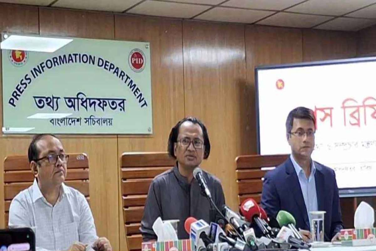 ভারতে প্রবেশ না করেই দেশে ফেরা নিয়ে মুখ খুললেন তথ্য উপদেষ্টা 
