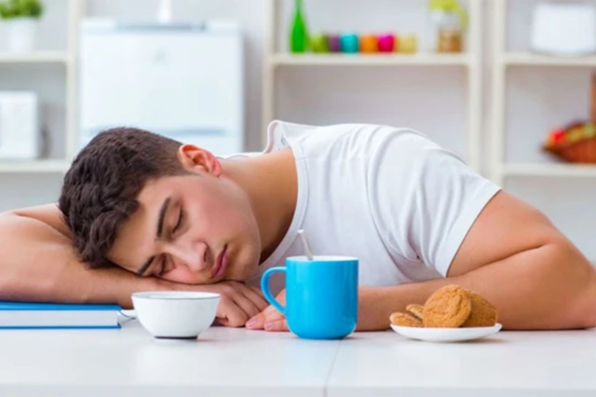 দুপুরের খাবারের পর ঘুম আসার কারণসমূহ