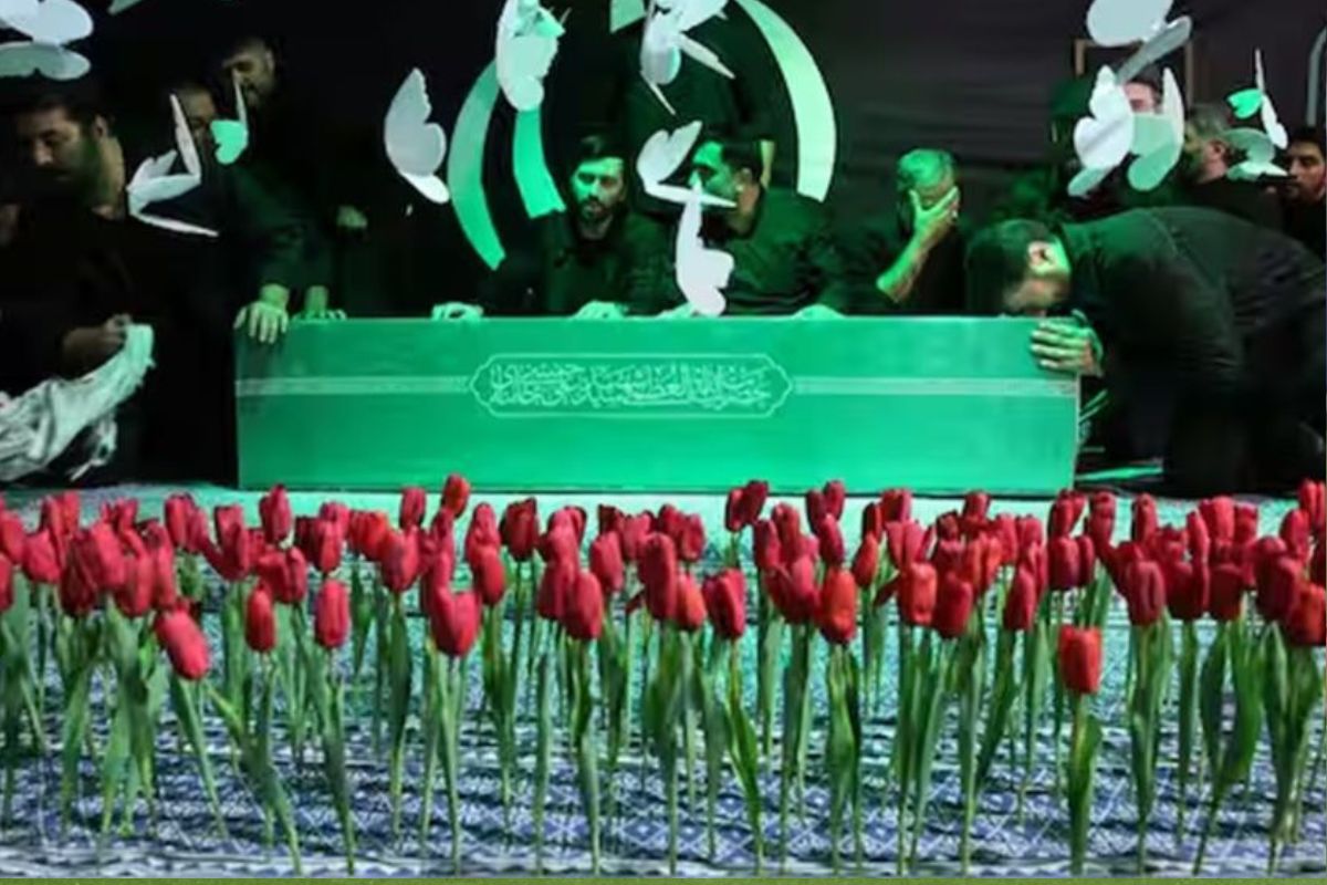 খামেনির শেষ বিদায়ের প্রস্তুতি শুরু, তেহরানে জড়ো হচ্ছেন লাখো মানুষ