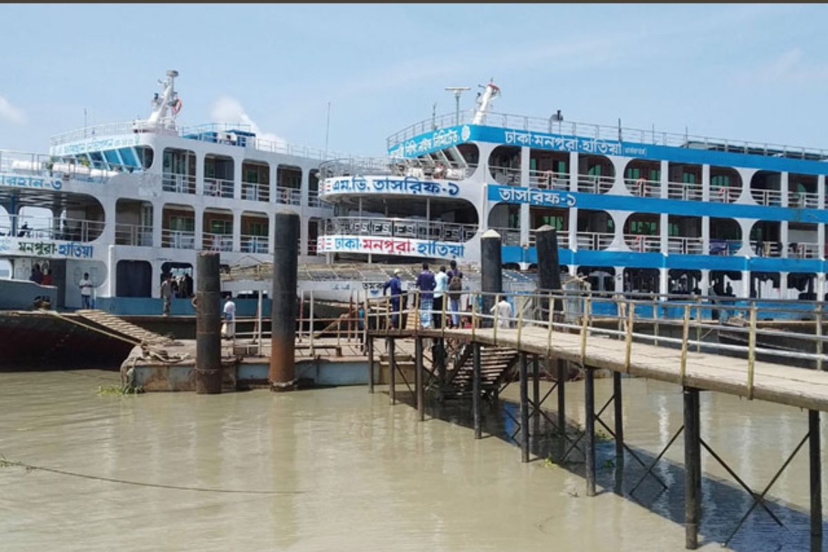 বৈরী আবহাওয়ায় হাতিয়ার সঙ্গে সব নৌযান চলাচল বন্ধ