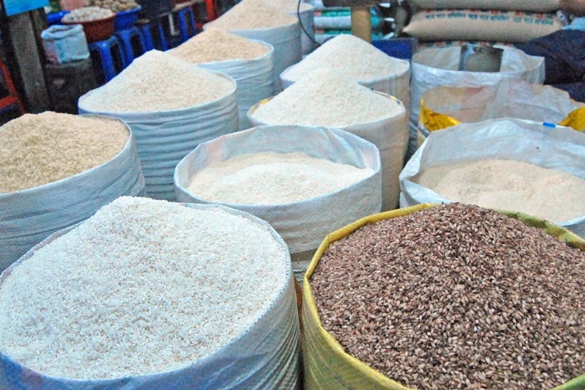 কমেছে চাল-আটার দাম, চড়া তেল ও মুরগি