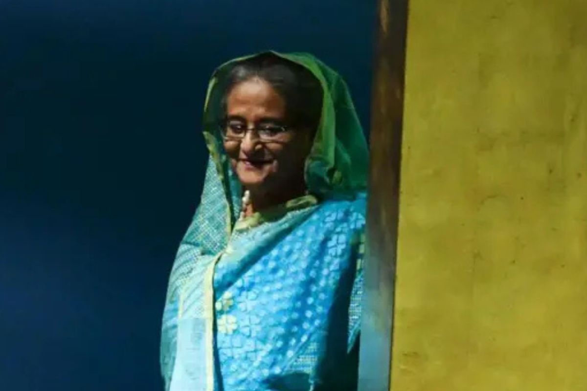 শীর্ষ নেতাদের নিয়ে আত্মসমর্পণ করবেন শেখ হাসিনা