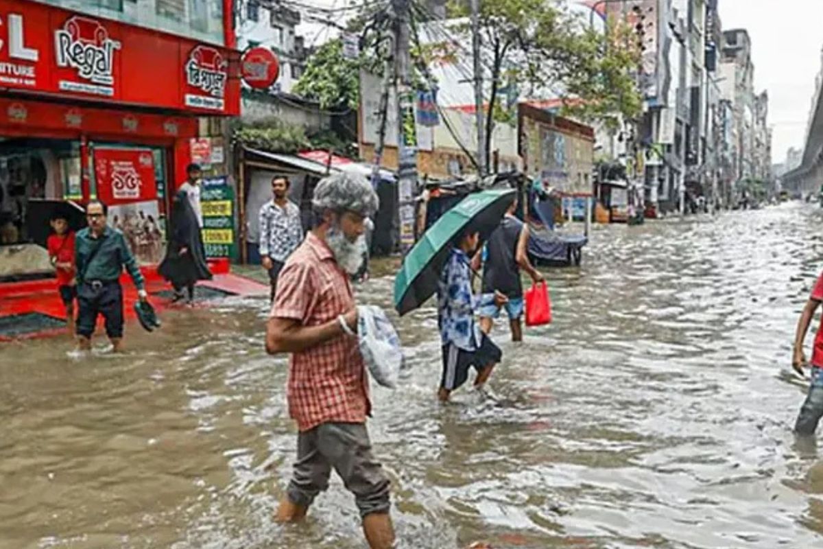 টানা বৃষ্টিতে দুর্ভোগে নগরবাসী