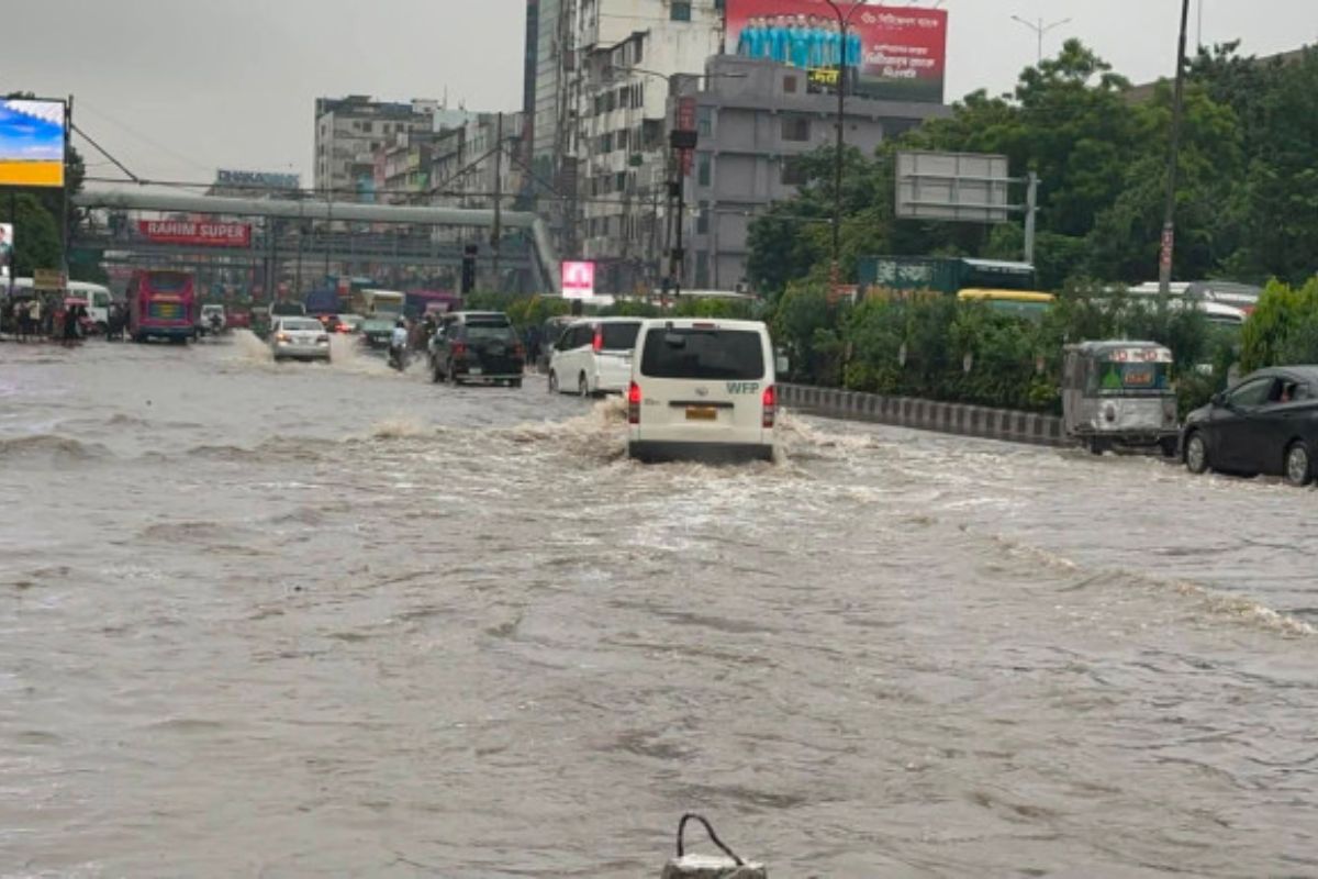 টানা বৃষ্টিতে রাজধানীতে তীব্র যানজট, দুর্ভোগে নগরবাসী