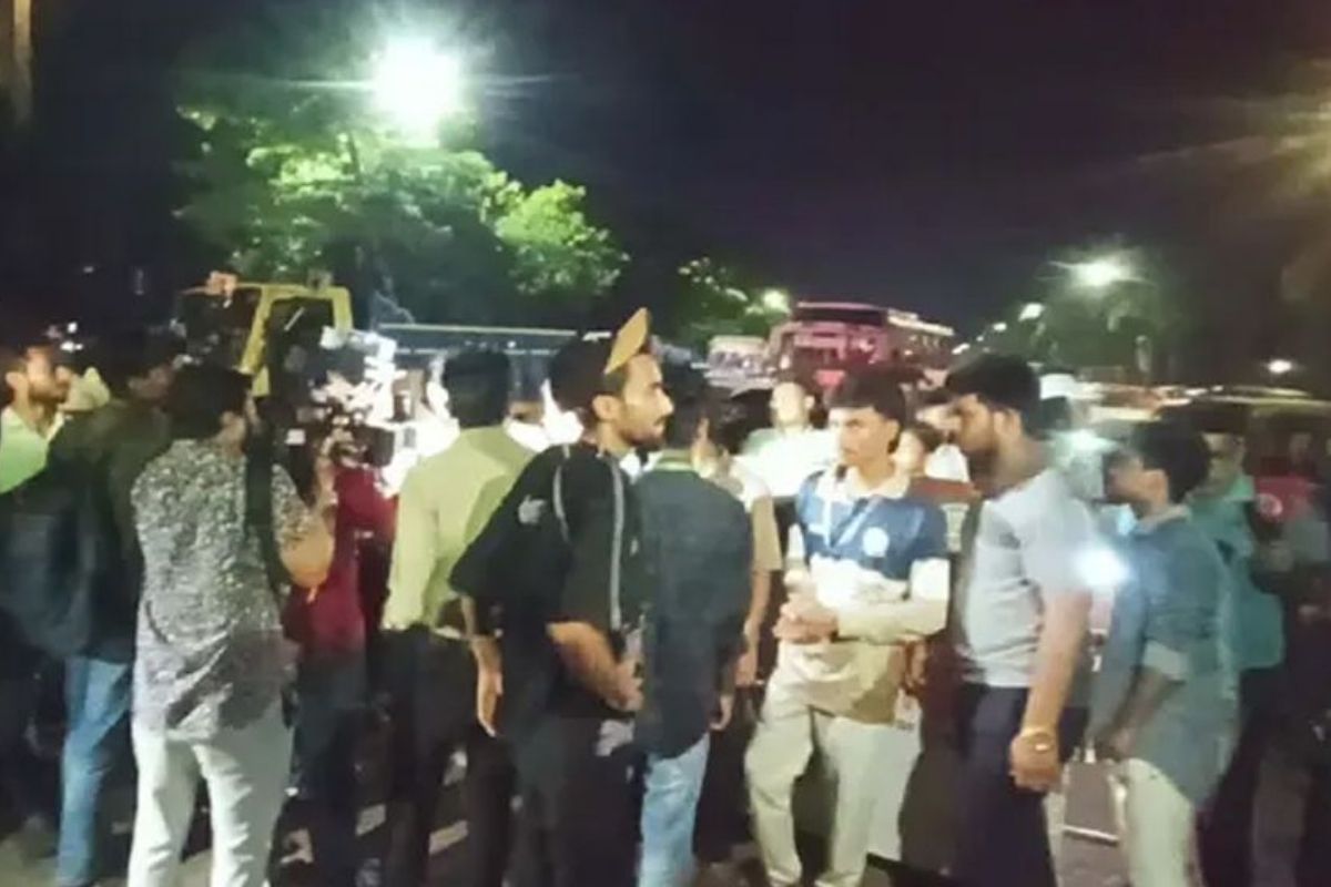 আবারও সংসদ ভবনের সামনে এইচএসসি পরীক্ষার্থীদের অবস্থান