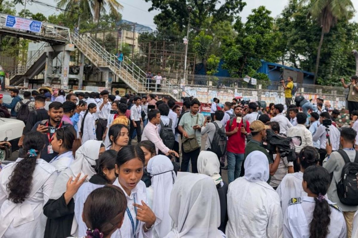 ‘লং মার্চ টু শিক্ষা মন্ত্রণালয়’ কর্মসূচিতে নীলক্ষেত-সায়েন্সল্যাবে সড়ক অবরোধ