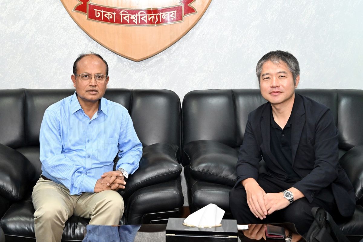 ঢাবি উপাচার্যের সঙ্গে জাপানের অধ্যাপকের সাক্ষাৎ