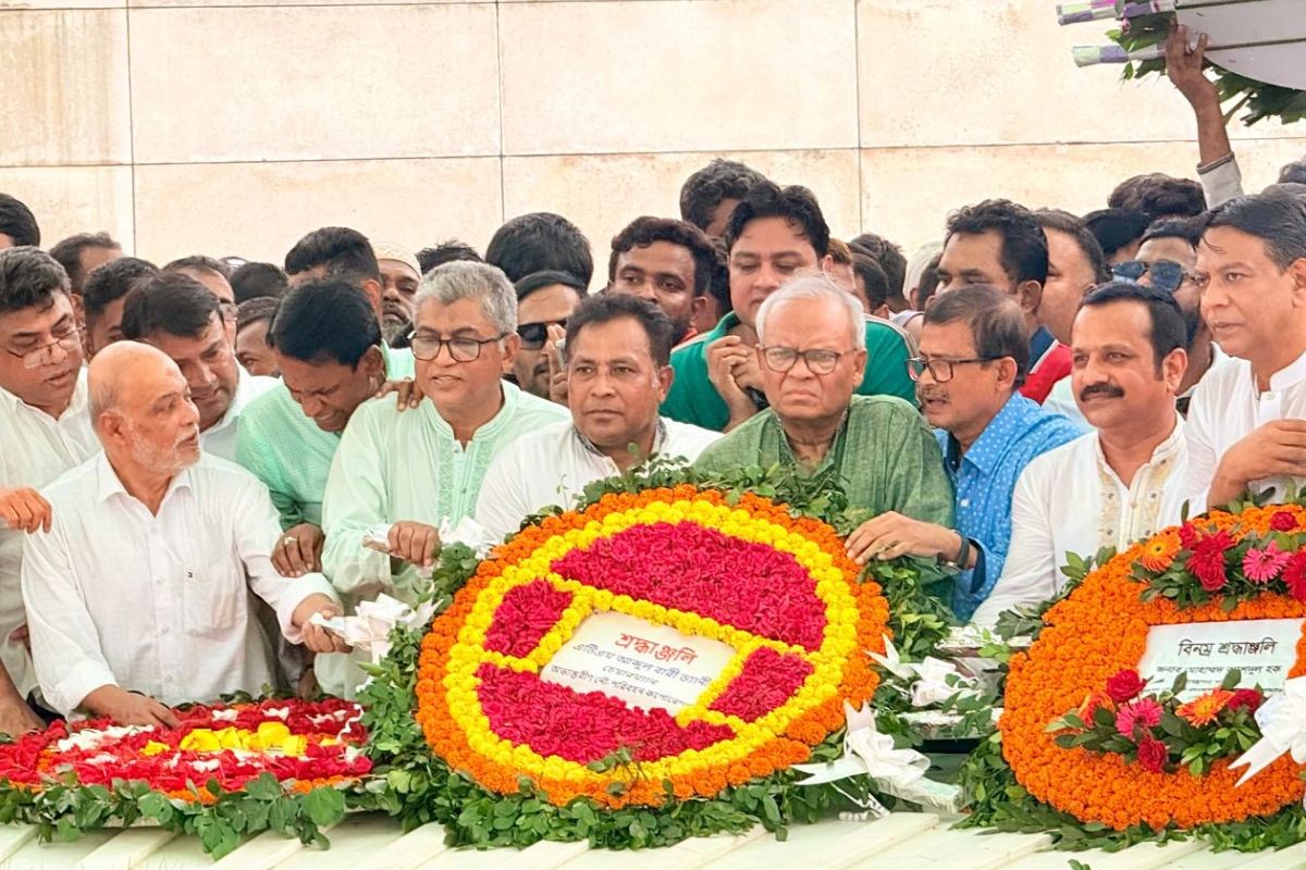 শহীদ রাষ্ট্রপতি জিয়াউর রহমানের মাজারে শ্রদ্ধা জানালেন নবনিযুক্ত ১২ কর্মকর্তা