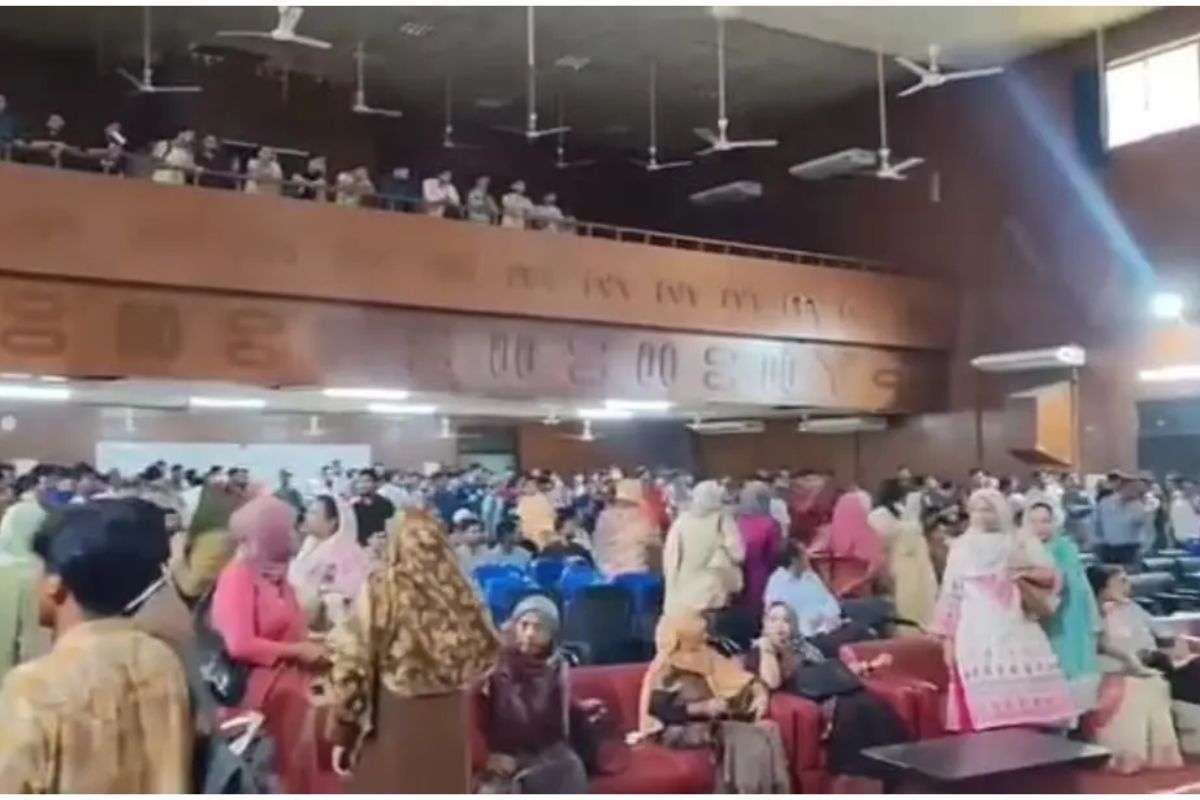 সেন্ট্রাল ইউনিভার্সিটির সভায় হট্টগোল, ঢাকা কলেজের ওয়াকআউট