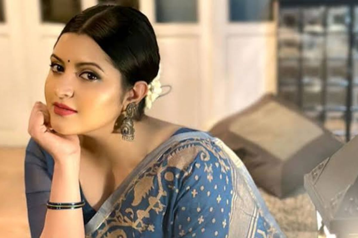 সাকিবকে ছাড়িয়ে দেশের শীর্ষে পরীমনি