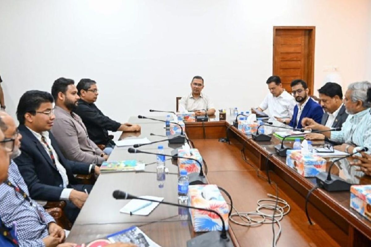 পানি ব্যবস্থাপনায় টেকসই সমাধানে বিশেষজ্ঞদের মতামত নিলেন প্রধানমন্ত্রী