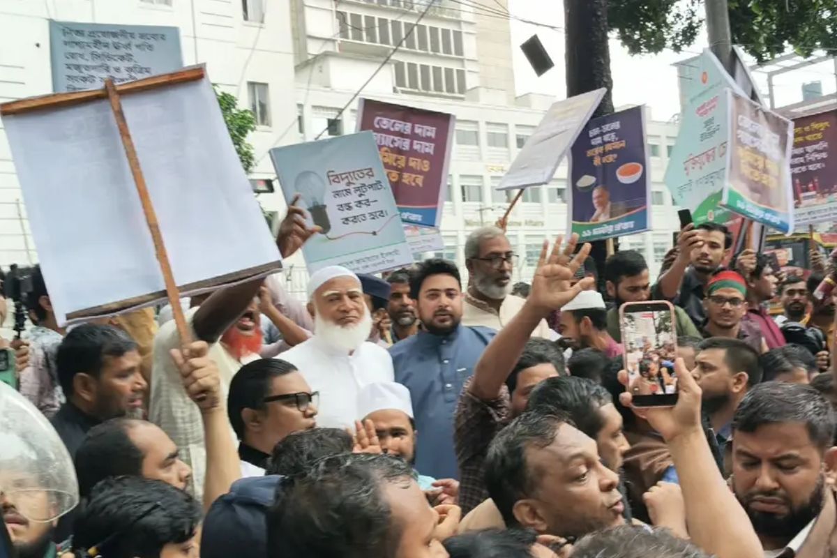 সচিবালয়ের সামনে ১১ দলীয় ঐক্যের অবস্থান, পুলিশের বাধায় ঘেরাও কর্মসূচি