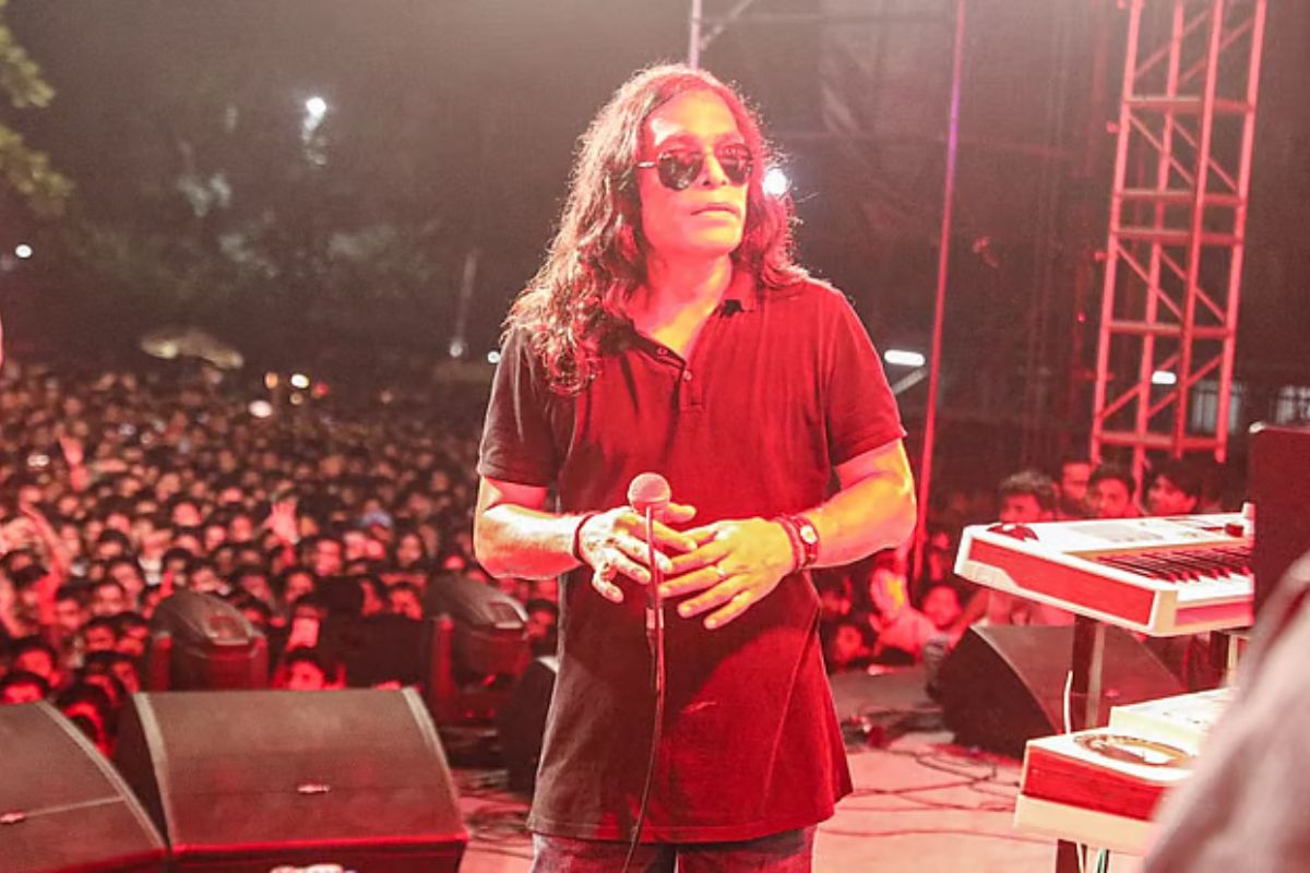 মঞ্চে বোতল নিক্ষেপের পর যা বললেন হাসান