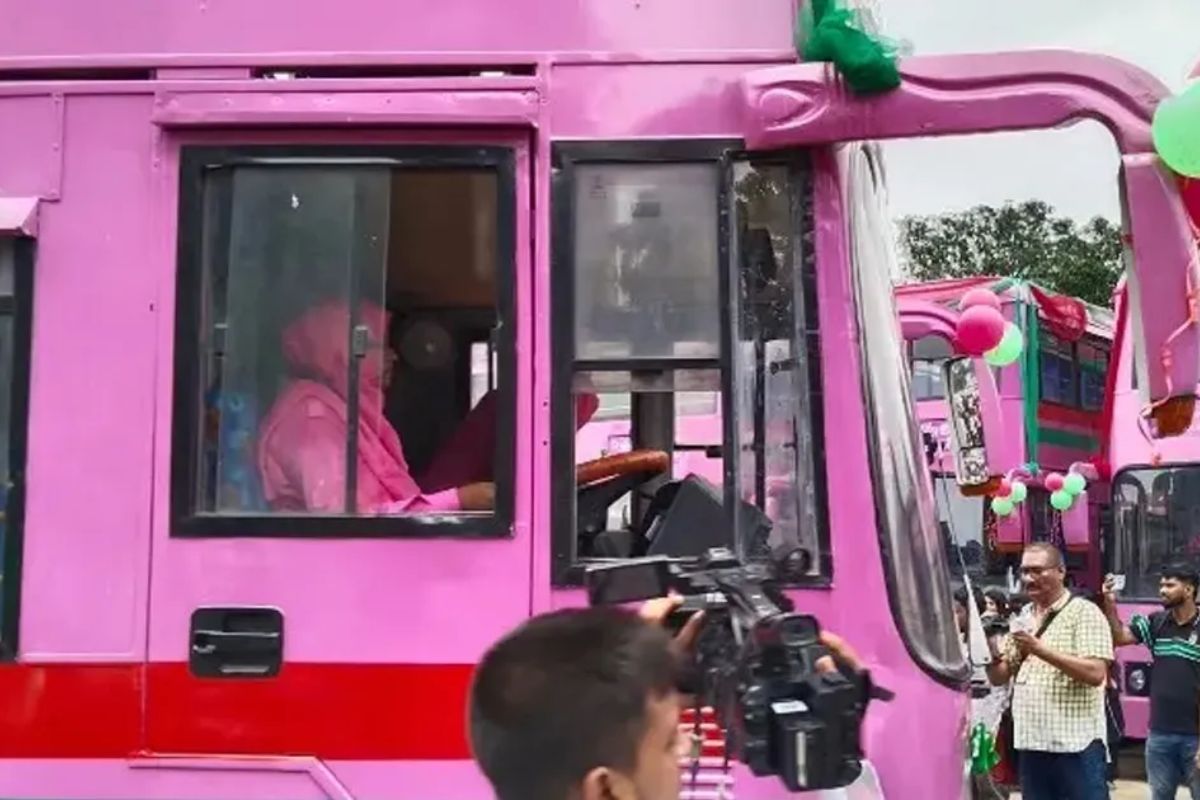 চালুর প্রথম দিনেই দুর্ঘটনায় পিংক বাস