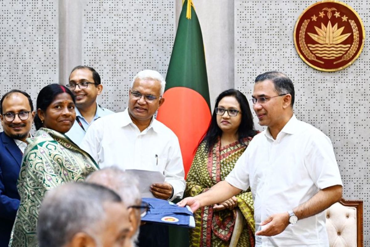 চা শ্রমিকদের রেইনকোট বিতরণ করলেন প্রধানমন্ত্রী