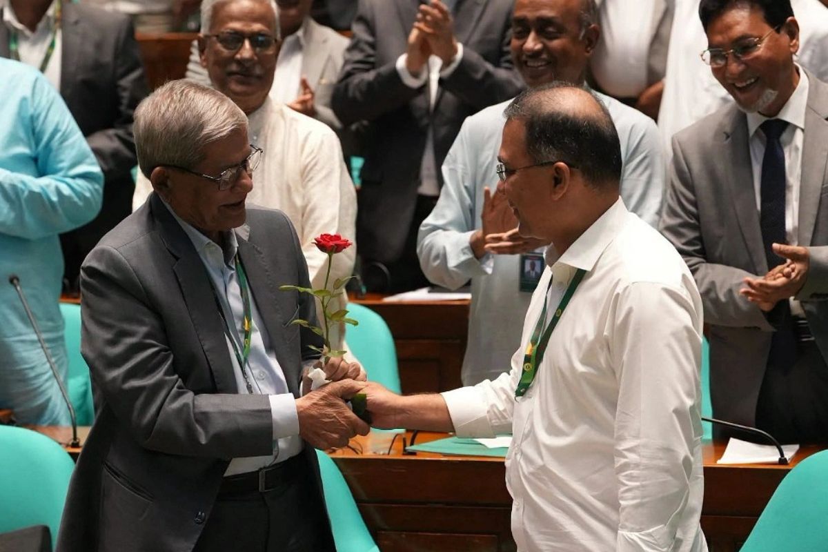 নবনির্বাচিত রাষ্ট্রপতিকে লাল গোলাপ দিয়ে অভিনন্দন জানালেন প্রধানমন্ত্রী
