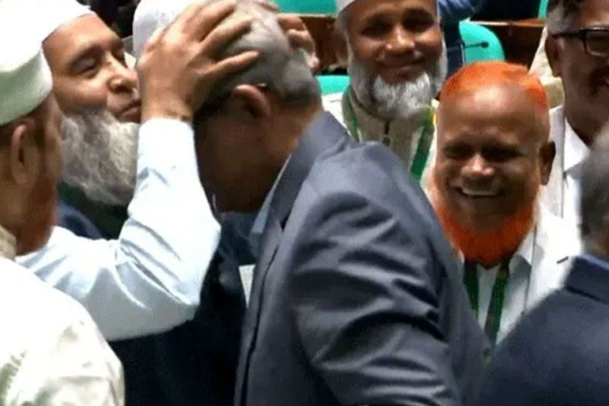 নতুন রাষ্ট্রপতিকে চুমু দিয়ে শুভেচ্ছা জামায়াত নেতার
