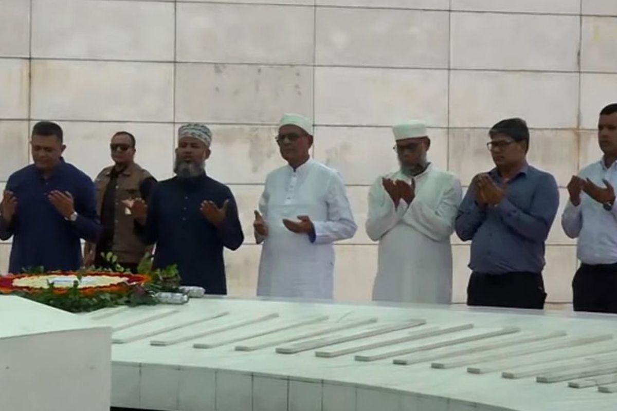 জিয়া ও খালেদার সমাধিতে নবনির্বাচিত রাষ্ট্রপতির শ্রদ্ধা