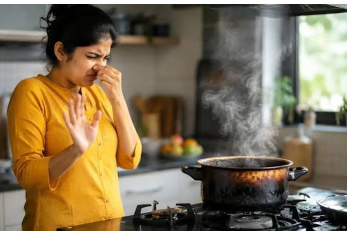 রান্না পুড়ে গেলে দুর্গন্ধ দূর করার সহজ উপায়