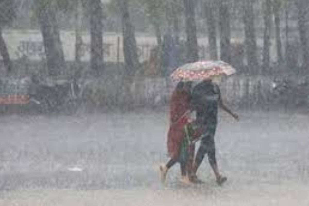সাতসকালে বৃষ্টিতে স্বস্তি ঢাকায়