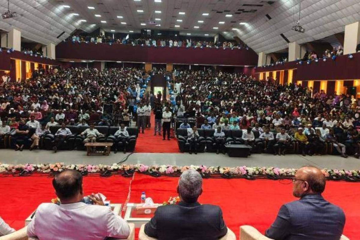ফুল ও শিক্ষাসামগ্রী দিয়ে রাবিতে নবীন শিক্ষার্থীদের বরণ