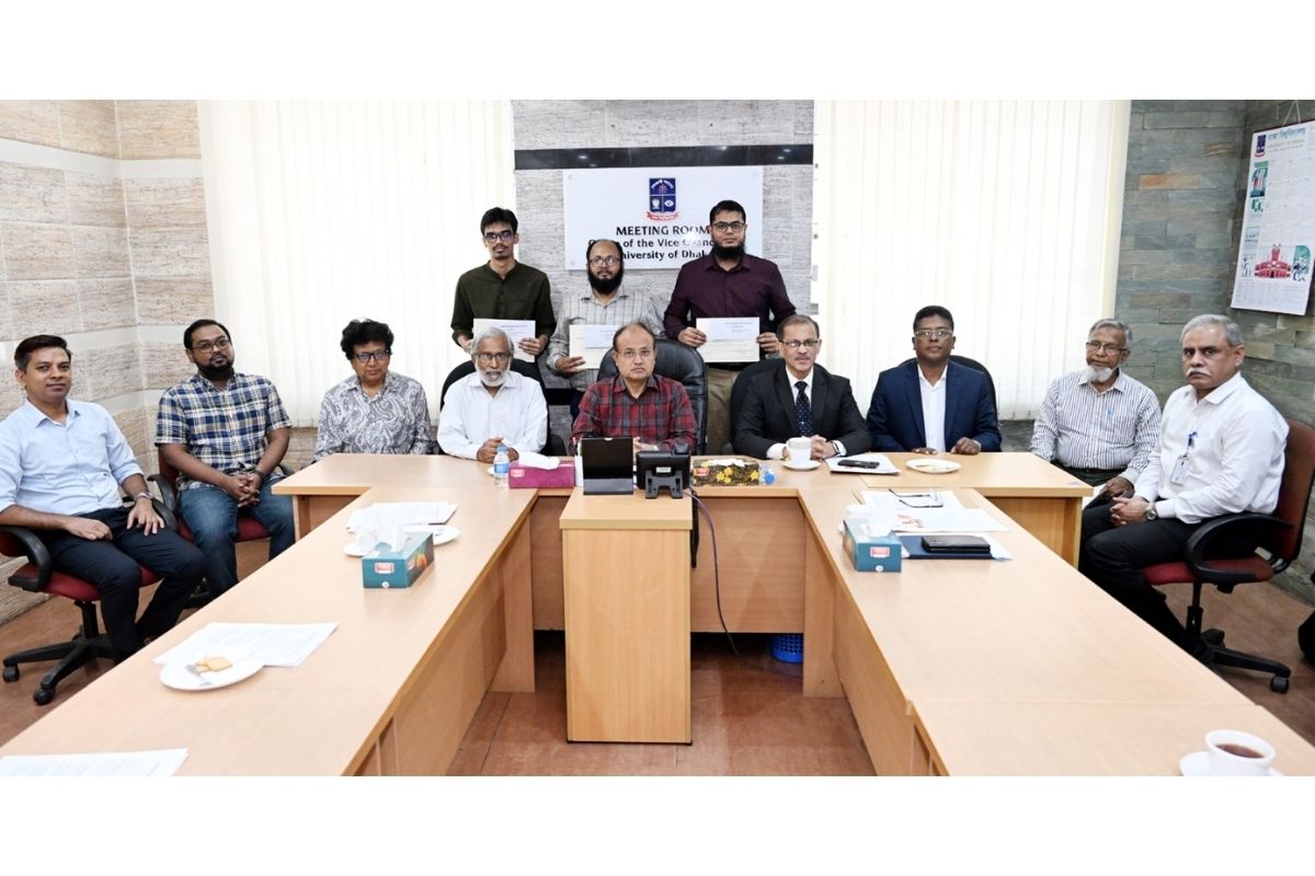 ঢাবিতে খোন্দকার লুৎফি রব্বানী-নাজমুন নেছা স্মৃতি বৃত্তি প্রদান