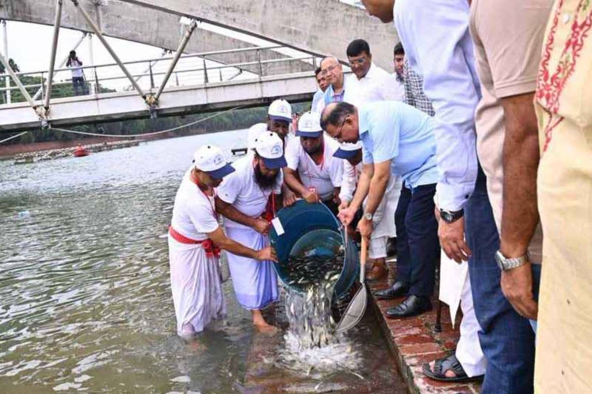 জিয়া উদ্যানের লেকে মাছের পোনা অবমুক্ত করলেন প্রধানমন্ত্রী
